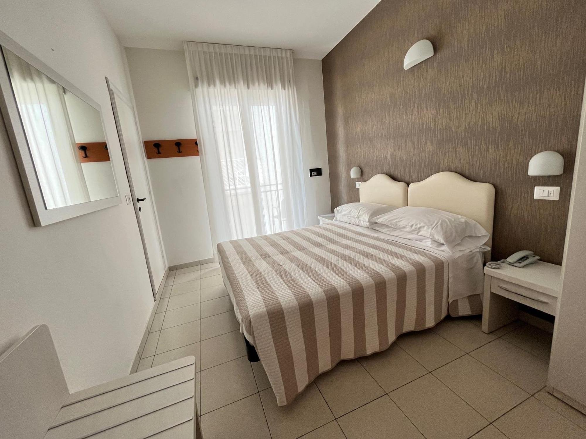 Hotel Berenice リミニ エクステリア 写真