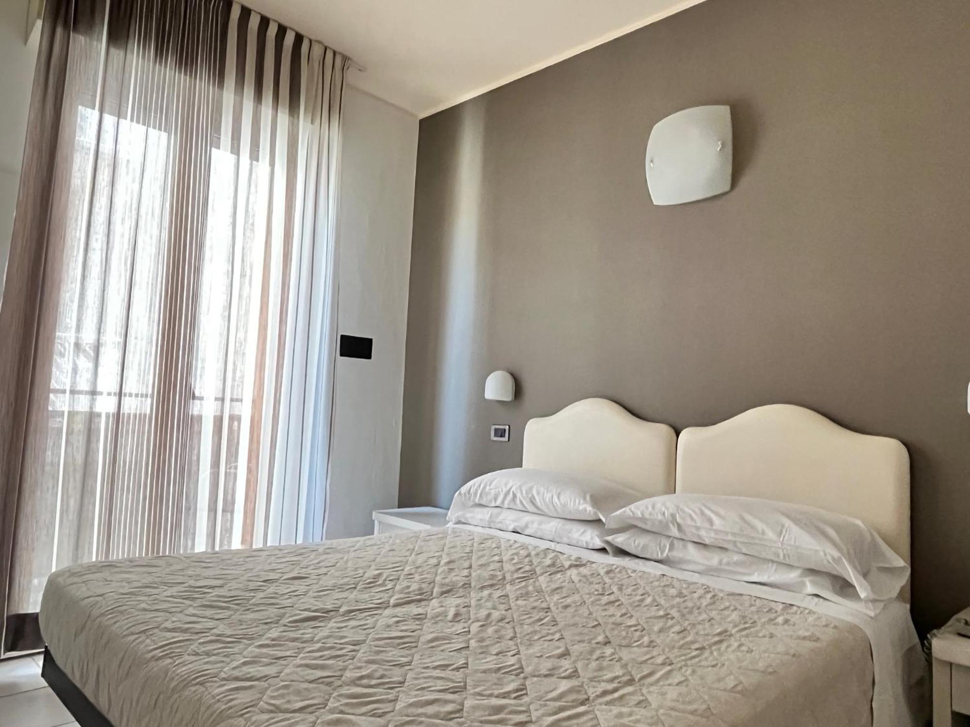Hotel Berenice リミニ エクステリア 写真