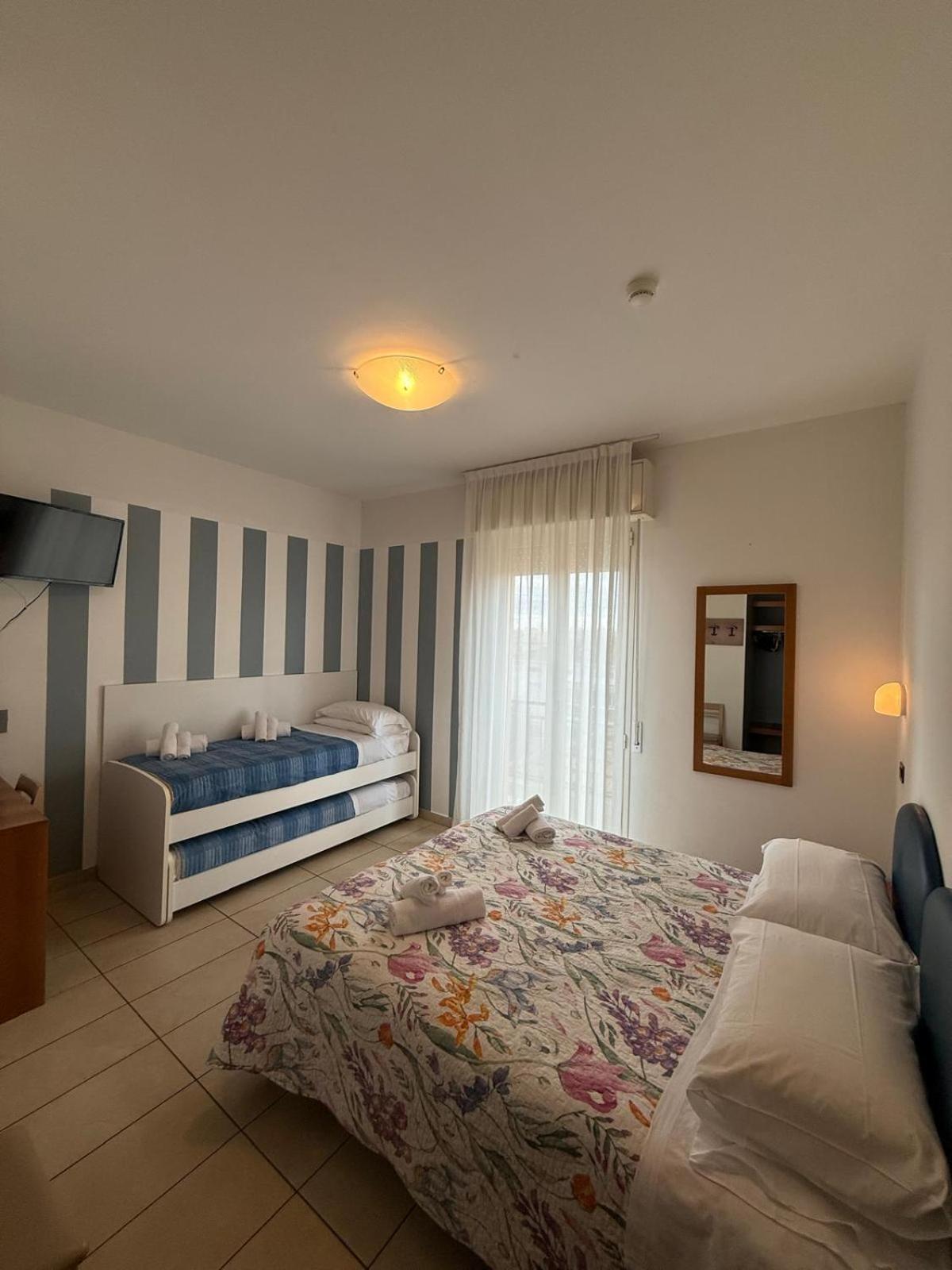 Hotel Berenice リミニ エクステリア 写真